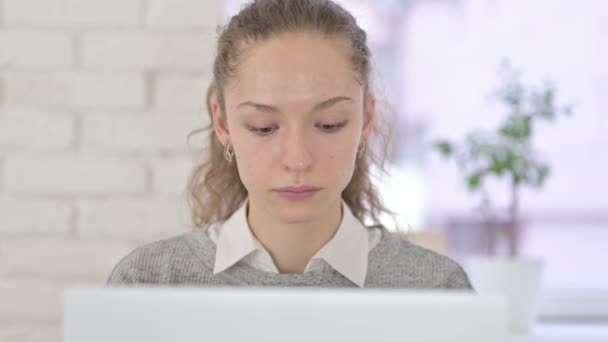 Jovem mulher latina ambiciosa trabalhando no iMac no escritório — Vídeo de Stock