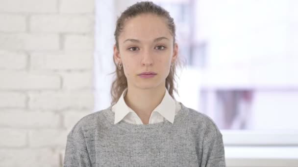 Portret van vrolijke jonge Latijnse vrouw doet OK Teken — Stockvideo