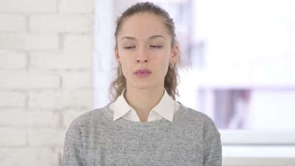 Retrato de Sonolento Jovem latina bocejando — Vídeo de Stock