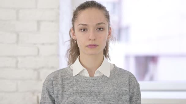 Portret van een teleurgestelde jonge Latijnse vrouw die nee zegt door hoofdschudding — Stockvideo