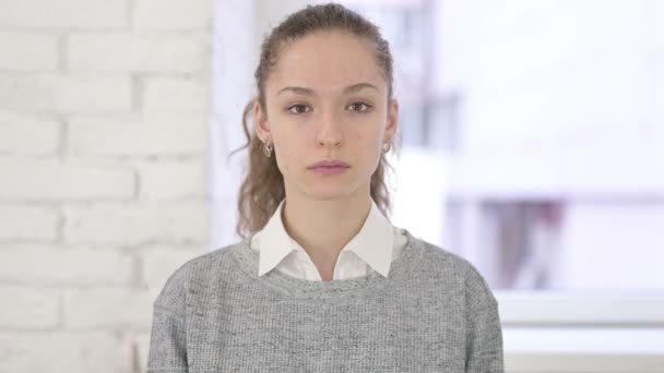 Porträt der schönen jungen lateinischen Frau, die im Büro Daumen nach oben zeigt — Stockvideo