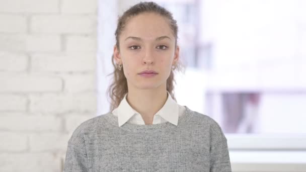 Portret atrakcyjnej młodej Latynoski kształtującej serce — Wideo stockowe