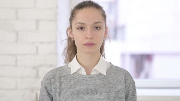 Retrato de una hermosa joven latina diciendo que sí por Head Shake — Vídeos de Stock