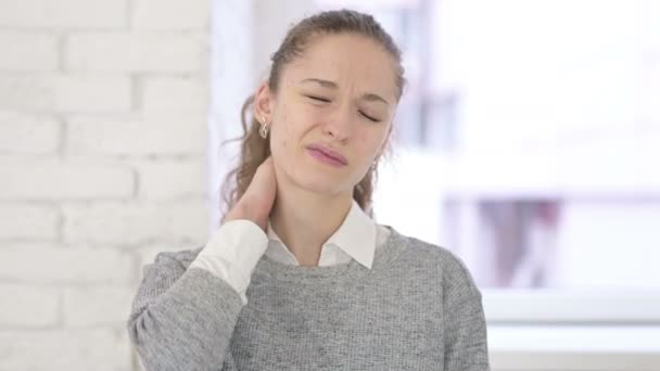 Portret van gestresste jonge Latijnse vrouw met nekpijn — Stockvideo