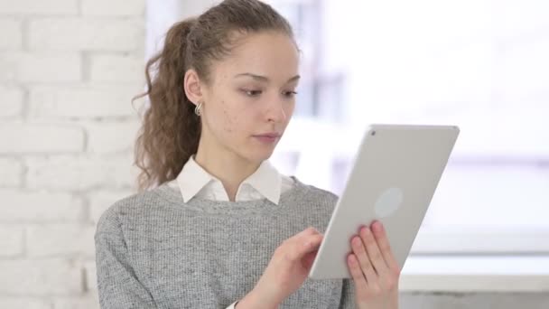 Retrato da jovem latina comemorando o sucesso no tablet — Vídeo de Stock