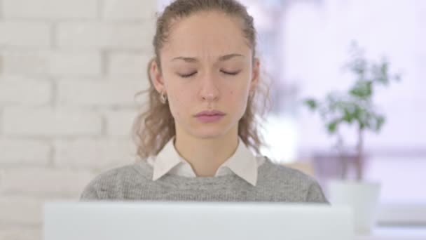 Fatigué jeune femme latine ayant mal à la tête au bureau — Video