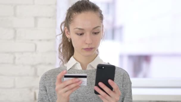 Retrato de la mujer latina frente al fracaso del pago en línea en el teléfono inteligente — Vídeo de stock