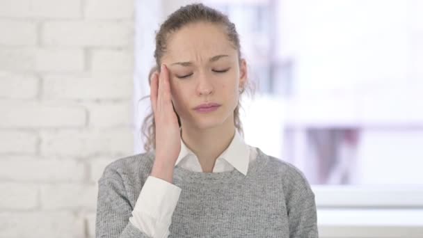 Genç Latin Kadın 'ın baş ağrısı portresi — Stok video