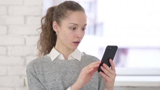 Portrait de triste jeune femme latine obtenir la perte sur Smartphone — Video