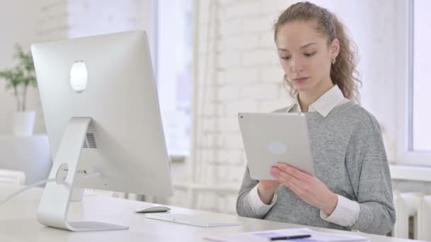 Mooie jonge Latijnse vrouw met behulp van tablet in modern kantoor — Stockvideo