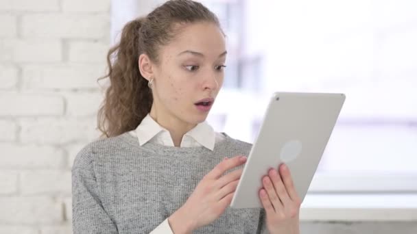 Retrato de una joven latina reaccionando al fracaso en la tableta — Vídeo de stock