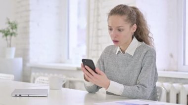 Üzgün Genç Latin Kadın Akıllı Telefon 'da Kayıp' a Tepki Veriyor