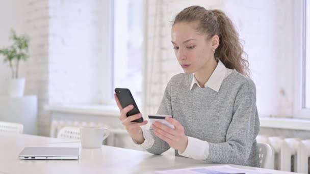 Jovem latina fazendo bem sucedido pagamento on-line em Smartphone — Vídeo de Stock