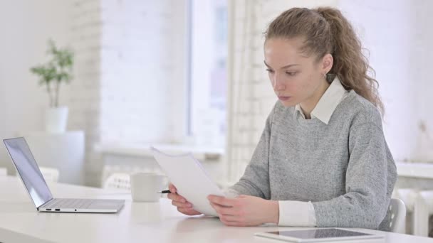 Gericht Jonge Latijnse vrouw die financiële documenten controleert — Stockvideo