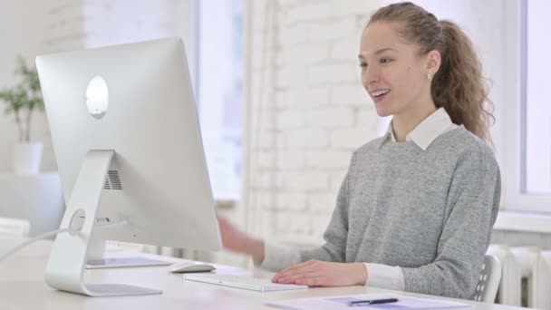 陽気な若いラテン女性ありますビデオチャットオンimac — ストック動画