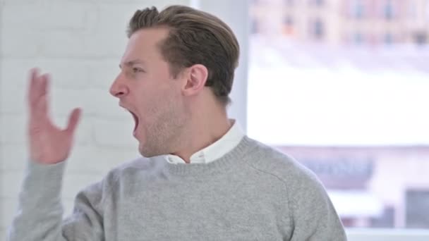 Potret Sleepy Creative Young Man Yawning — Stok Video