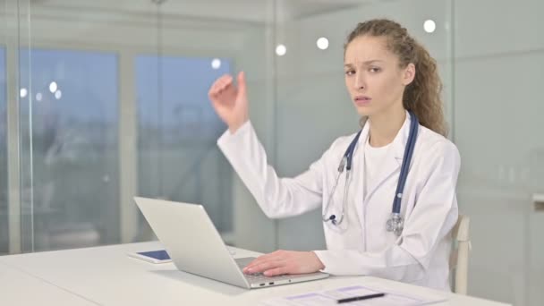 Ambicioso jovem feminino médico fazendo polegares até no escritório — Vídeo de Stock