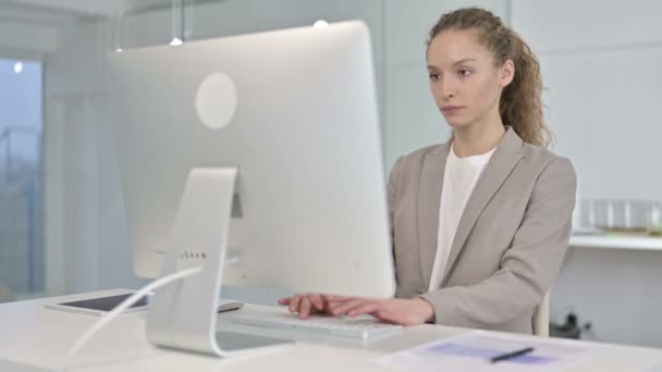 Joven empresaria ambiciosa que trabaja en la parte superior de escritorio en la oficina — Vídeos de Stock