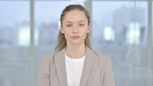 Başarılı Genç İşadamının Portresi Zafer İşareti Gösteriyor — Stok video