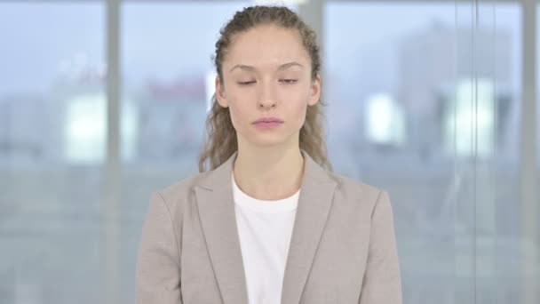 Portret van een aantrekkelijke jonge zakenvrouw die nee zegt van Finger — Stockvideo