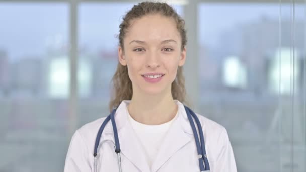 Retrato de Ambicioso Jovem Médica do sexo feminino fazendo polegares para cima — Vídeo de Stock