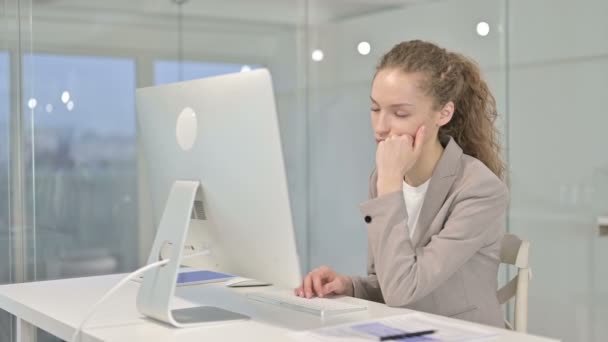 Sleepy joven empresaria tomando siesta en la oficina moderna — Vídeos de Stock