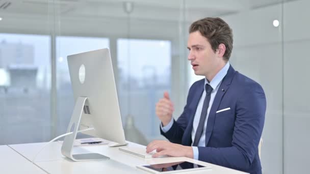 Doente Jovem Empresário Trabalhando no Desk Top e tosse no escritório — Vídeo de Stock