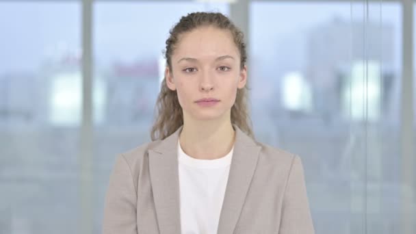 Portrét veselé mladé podnikatelek dělá Ok znamení — Stock video