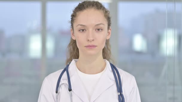 Retrato de sorridente jovem médica olhando para a câmera — Vídeo de Stock