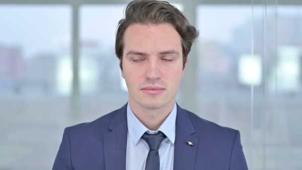 Retrato del joven empresario soñoliento bostezando en el cargo — Vídeo de stock