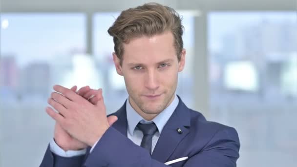Portré vidám fiatal üzletember tapsol — Stock videók