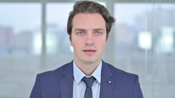 Portrét mladého podnikatele, který říká "Ano třese hlavou" — Stock video