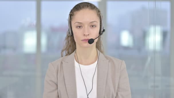 Porträtt av glad ung affärskvinna bär huvud telefoner — Stockvideo