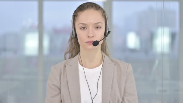 Retrato de Joven Empresaria Alegre con Teléfonos en la Cabeza — Vídeo de stock