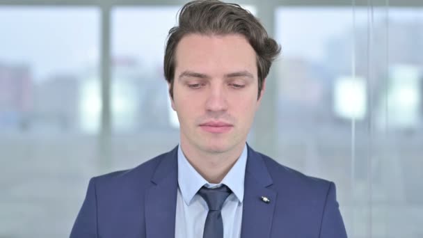 Portrét seriózního mladého podnikatele, který říká ne s prstem — Stock video