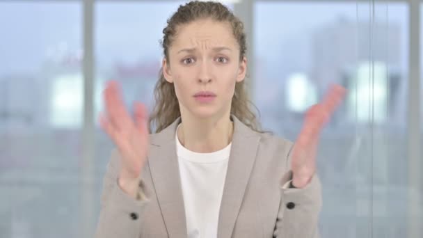 Porträt einer enttäuschten jungen Geschäftsfrau, die wütend ist — Stockvideo