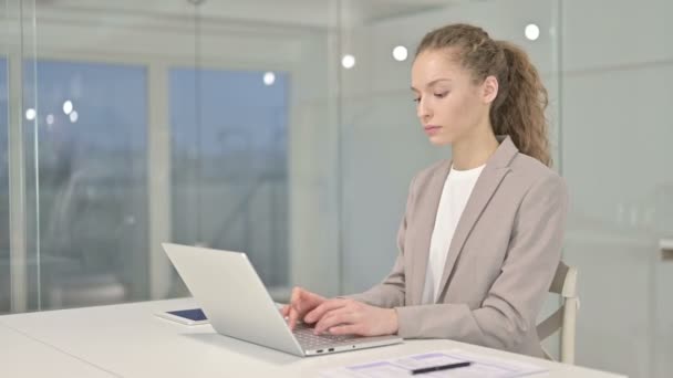 Empresária atraente Apontando para a câmera no escritório moderno — Vídeo de Stock