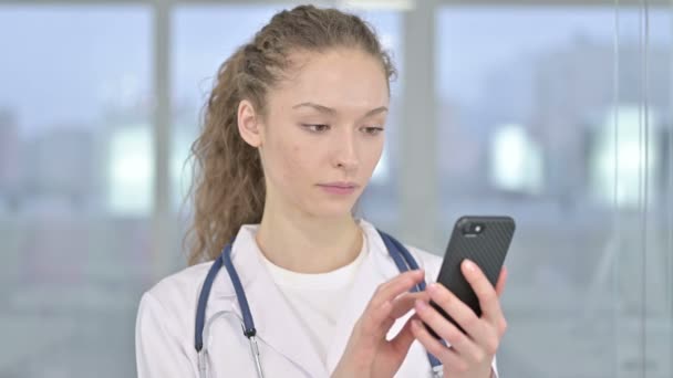 Retrato de doctora joven enfocada usando Smartphone — Vídeos de Stock