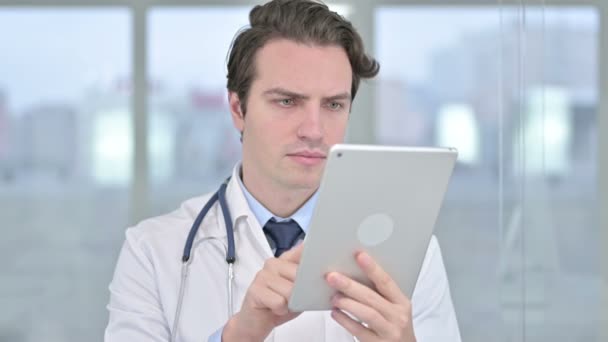 Retrato de Profissional Jovem Médico Masculino usando Tablet — Vídeo de Stock