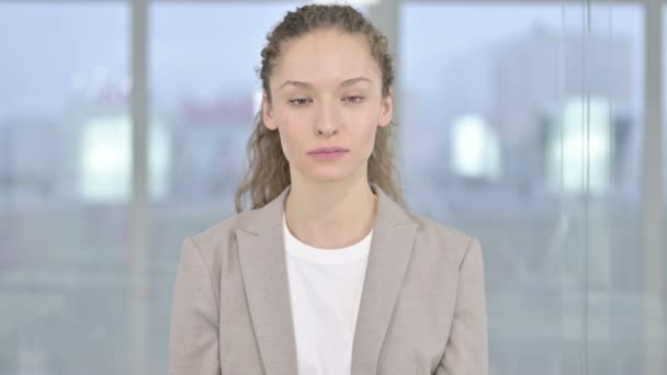 Portret Happy Young Businesswoman Klaszcząca — Wideo stockowe