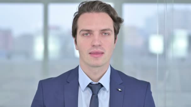 Retrato de Jovem Empresário Apontando Dedo e Convidando — Vídeo de Stock
