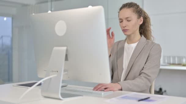 Joven empresaria cansada con dolor de cabeza en la oficina — Vídeos de Stock