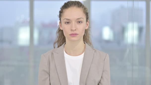 Retrato da bela jovem empresária apontando para a câmera — Vídeo de Stock