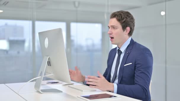 Jeune homme d'affaires attrayant célébrant le succès sur le bureau Top — Video