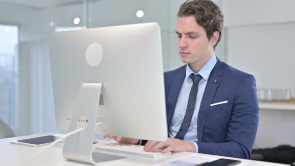 Jeune homme d'affaires concentré travaillant sur le dessus de bureau au bureau — Video