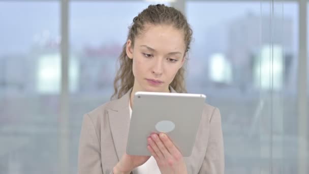 Retrato de la joven empresaria trabajadora usando la tabla — Vídeos de Stock