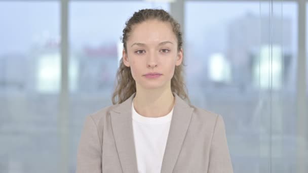 Porträtt av ung affärskvinna gör tummen ner — Stockvideo
