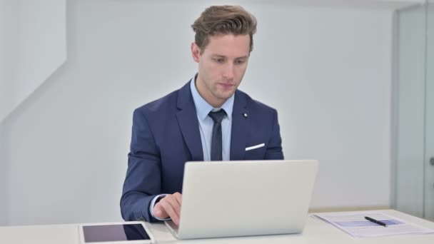 Jovem Empresário alegre fazendo Video Chat no Laptop — Vídeo de Stock