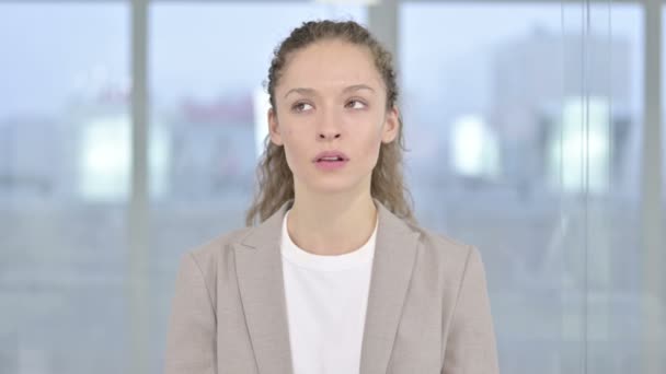 Retrato de la joven empresaria trastornada llorando ante la cámara — Vídeos de Stock