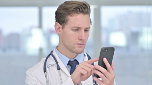 Retrato de Jovem Médico masculino usando Smartphone no escritório — Vídeo de Stock